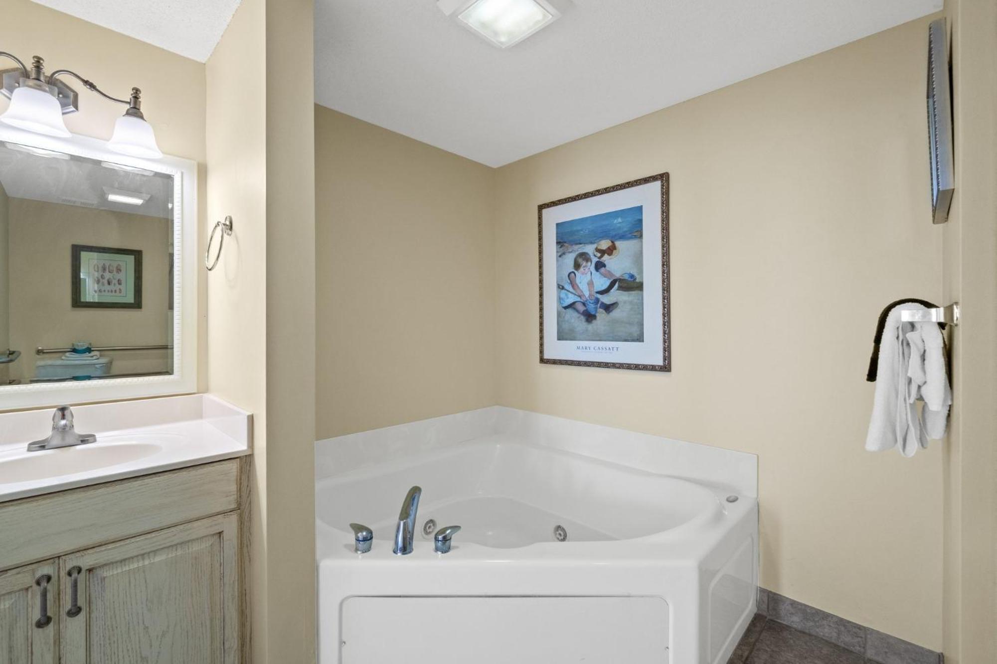 Beachfront, Melissas Happy Place 205, Newly Rem, Free Activities Included! Apartment