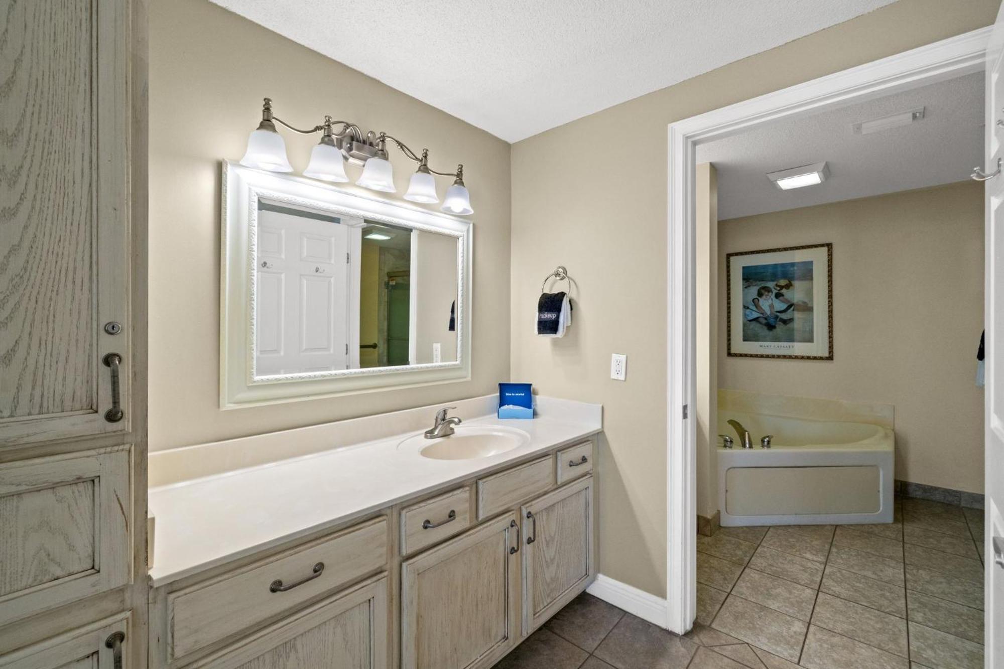 Beachfront, Melissas Happy Place 205, Newly Rem, Free Activities Included! Apartment