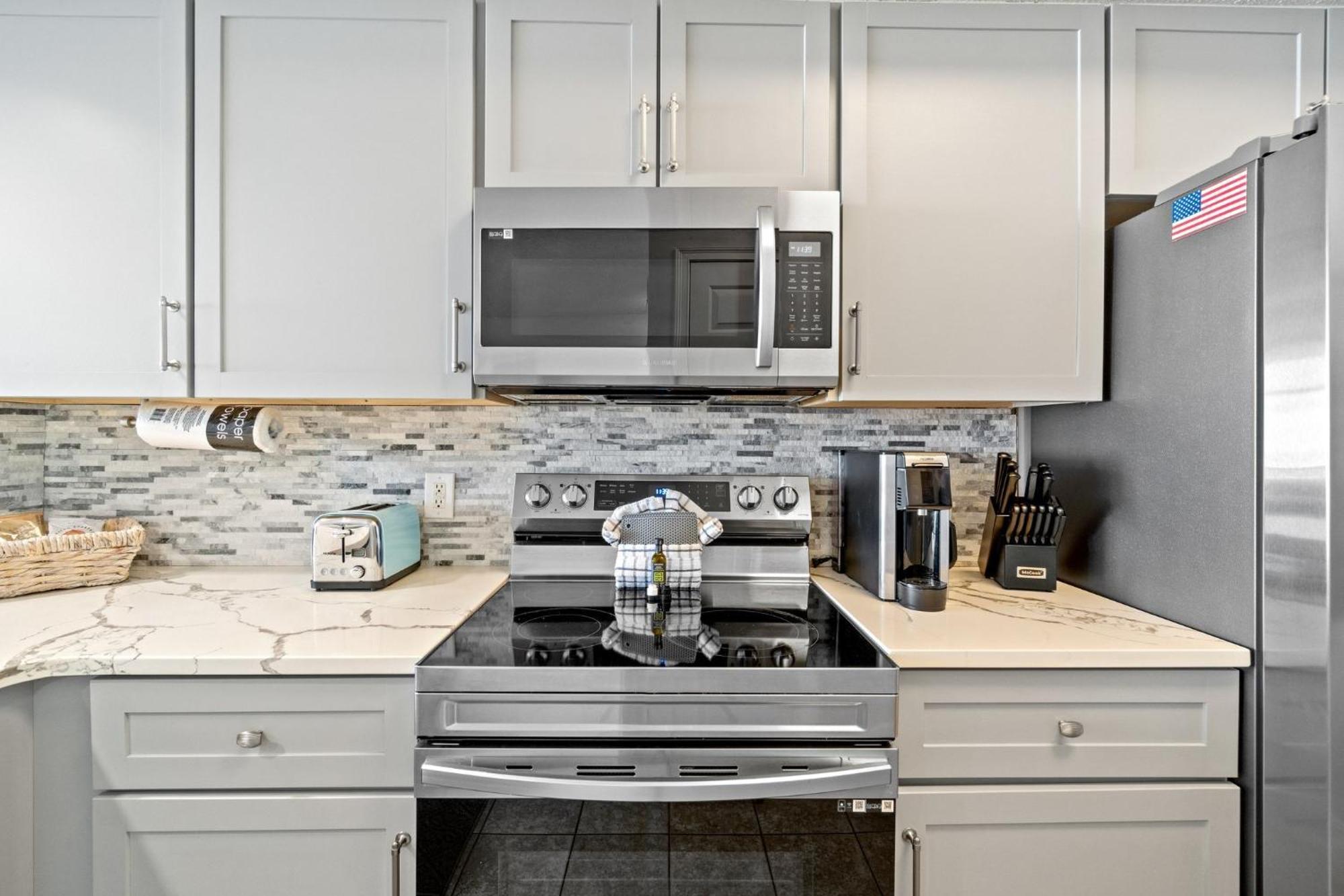 Apartment Beachfront, Melissas Happy Place 205, Newly Rem, Free Activities Included!