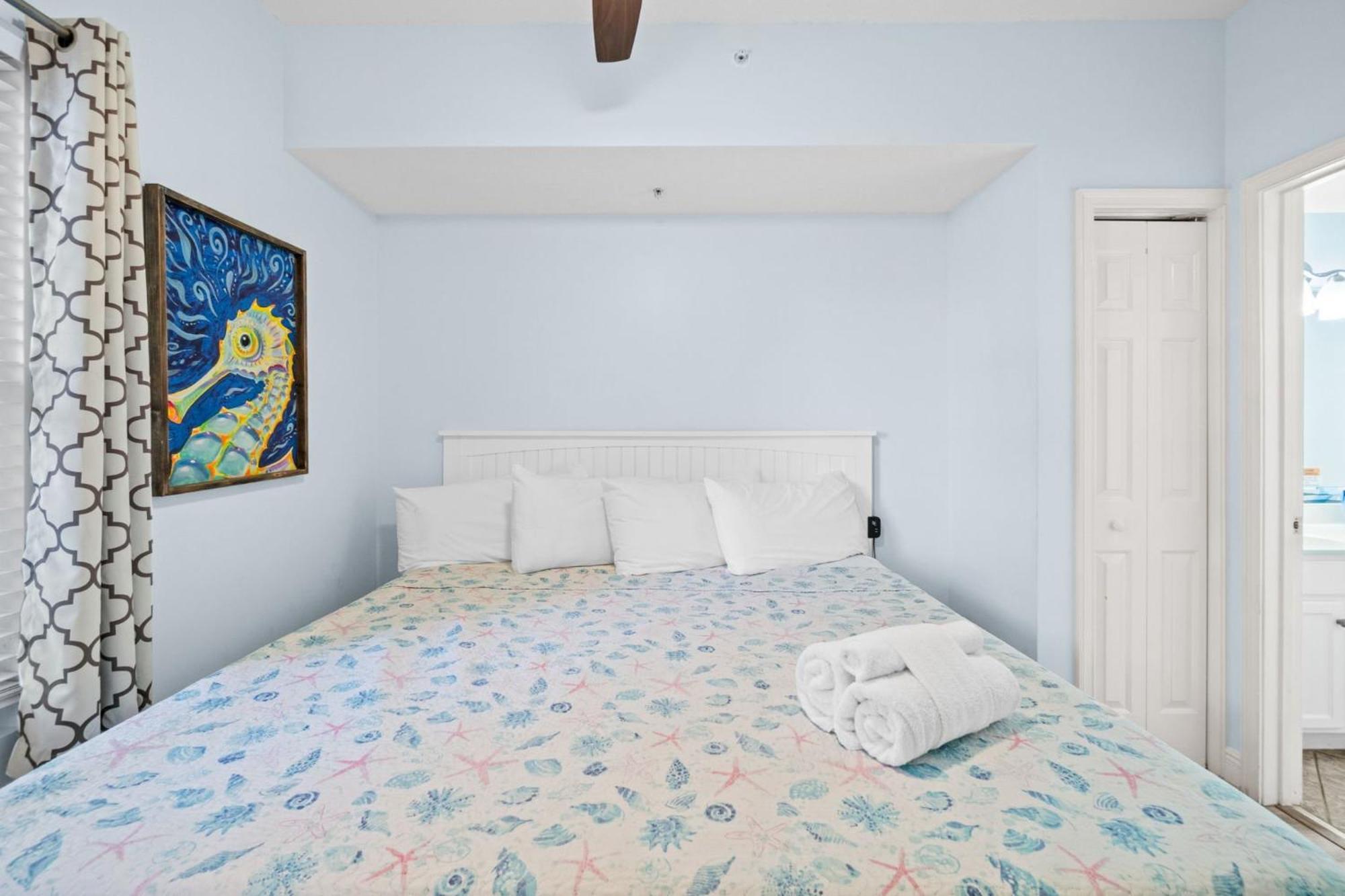 Apartment Front, No Worries, Happy 208, Free Activities Included! *