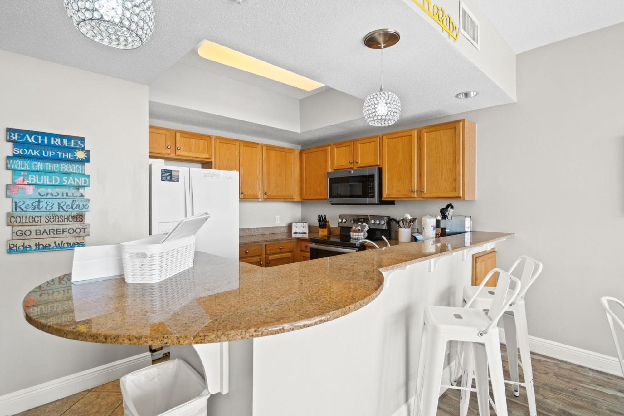 Apartment Front, No Worries, Happy 208, Free Activities Included! *