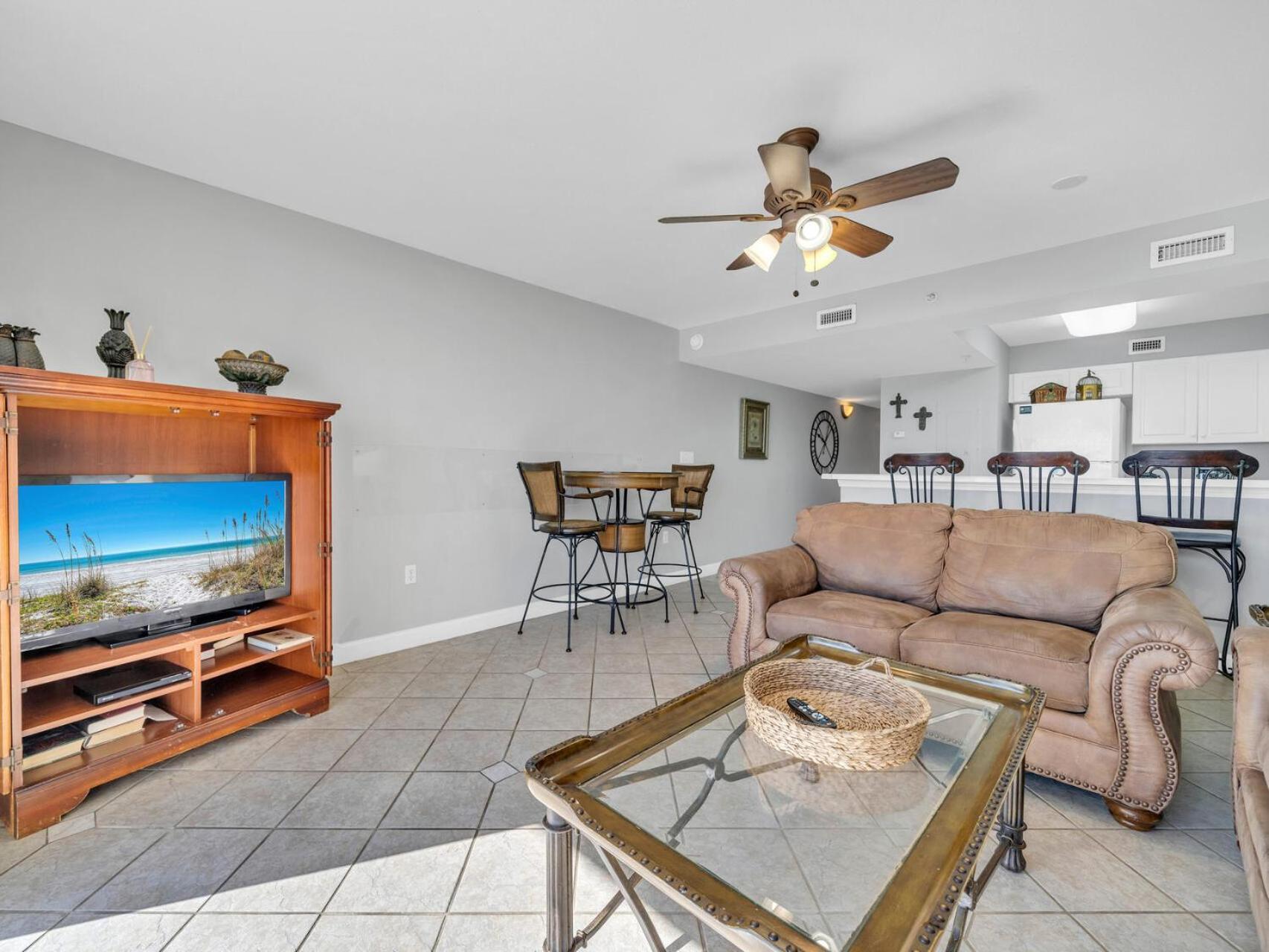 Pelican Isle #304 Sun & Fun Apartment