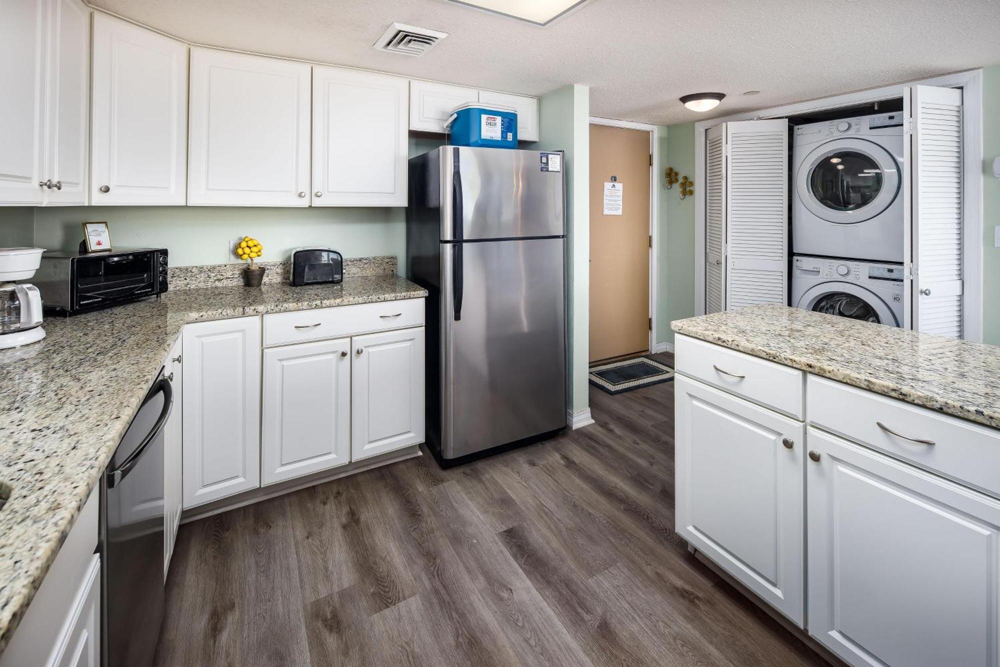 Nautilus 1202 - Gulf Front 1 Bedroom ! 2nd Floor Free Service March To October Holiday home *