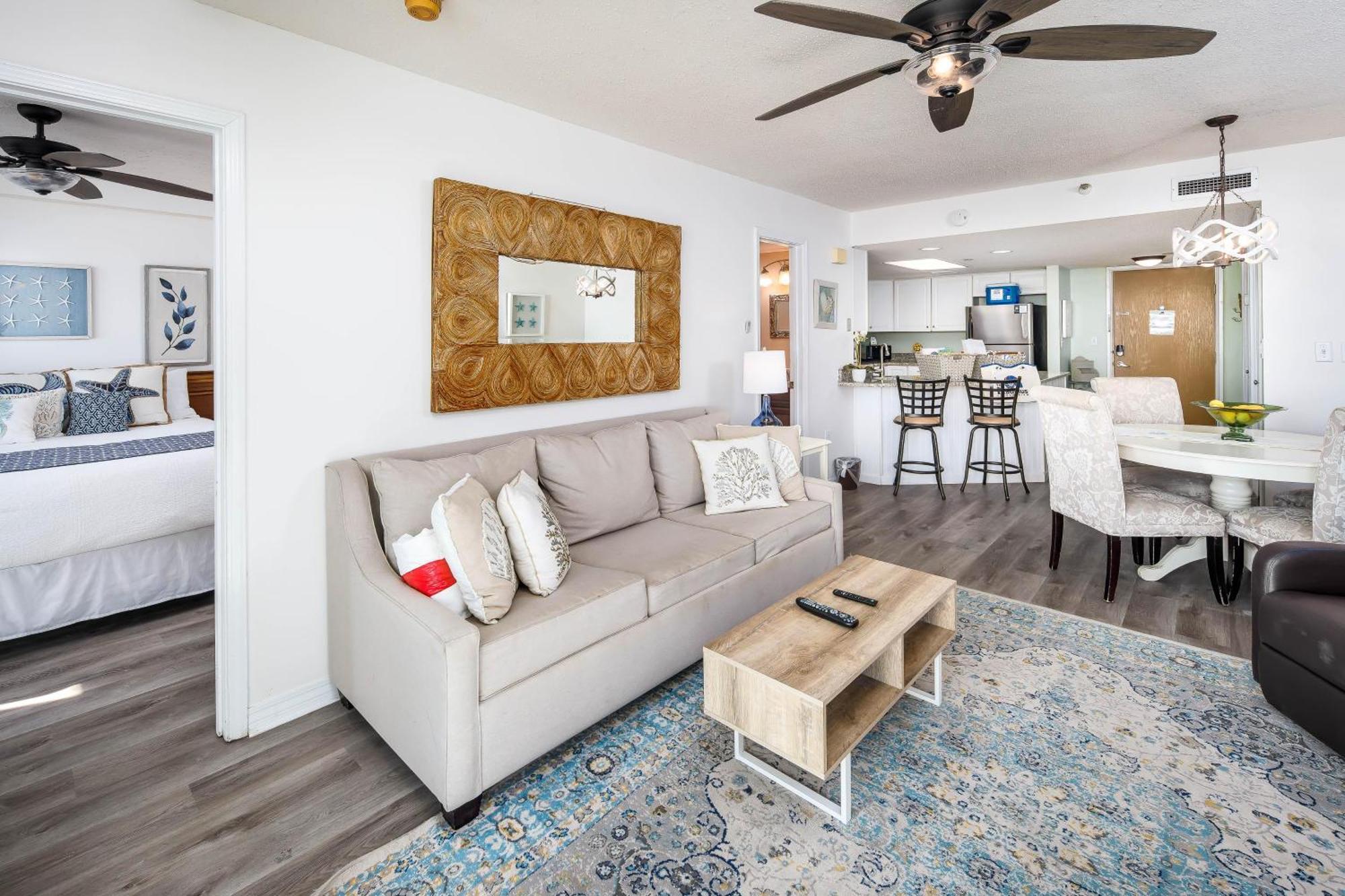 Nautilus 1202 - Gulf Front 1 Bedroom ! 2nd Floor Free Service March To October Holiday home *