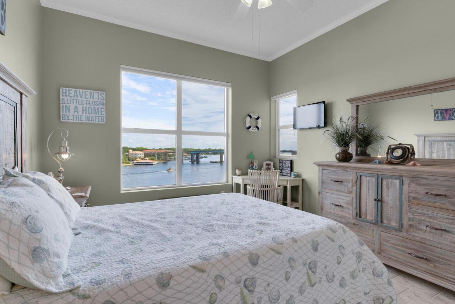 Palm Court Yacht Club 604 Sound View & Access *