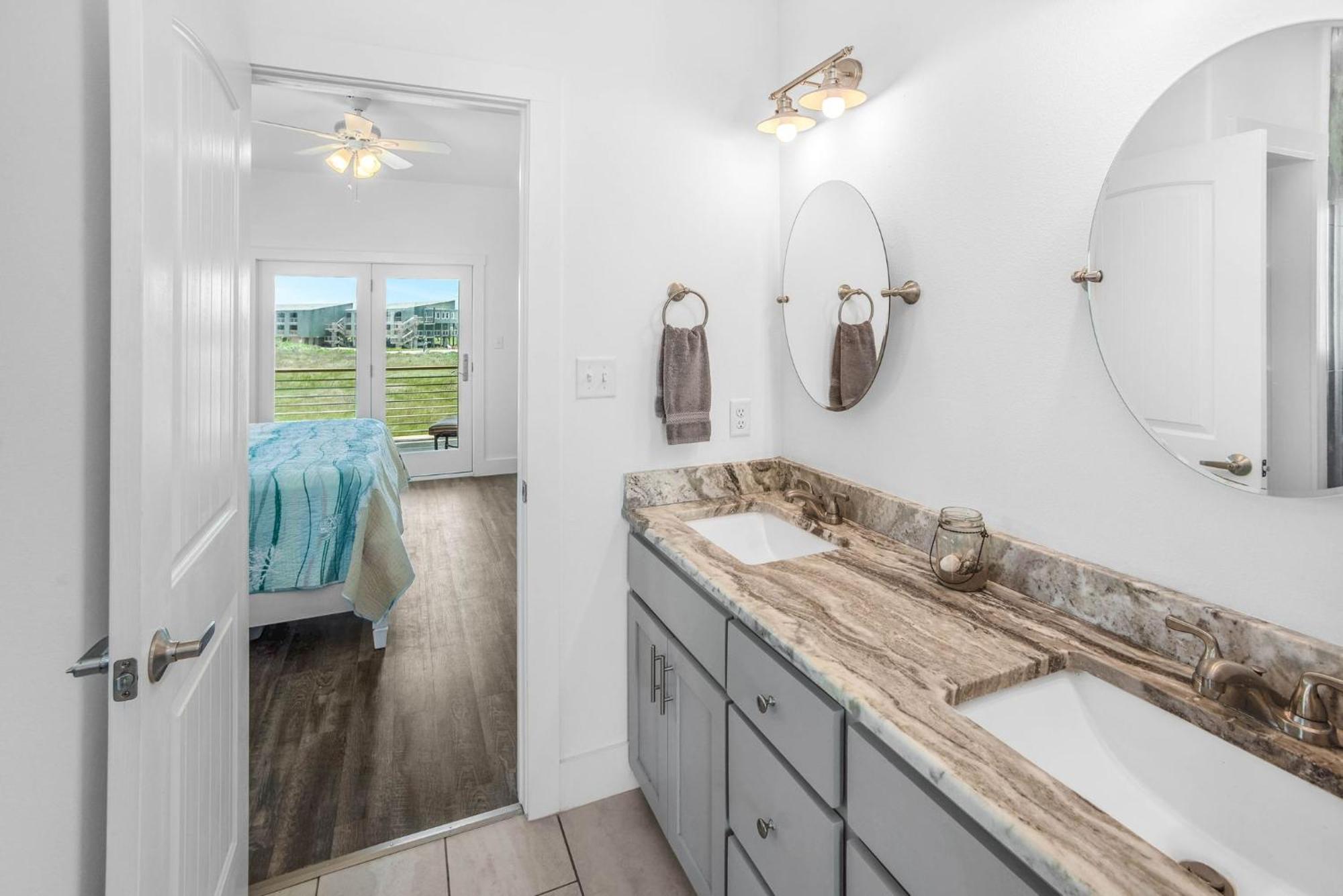 Holiday home Shore Beats Work- Ocean Views & Elevator *
