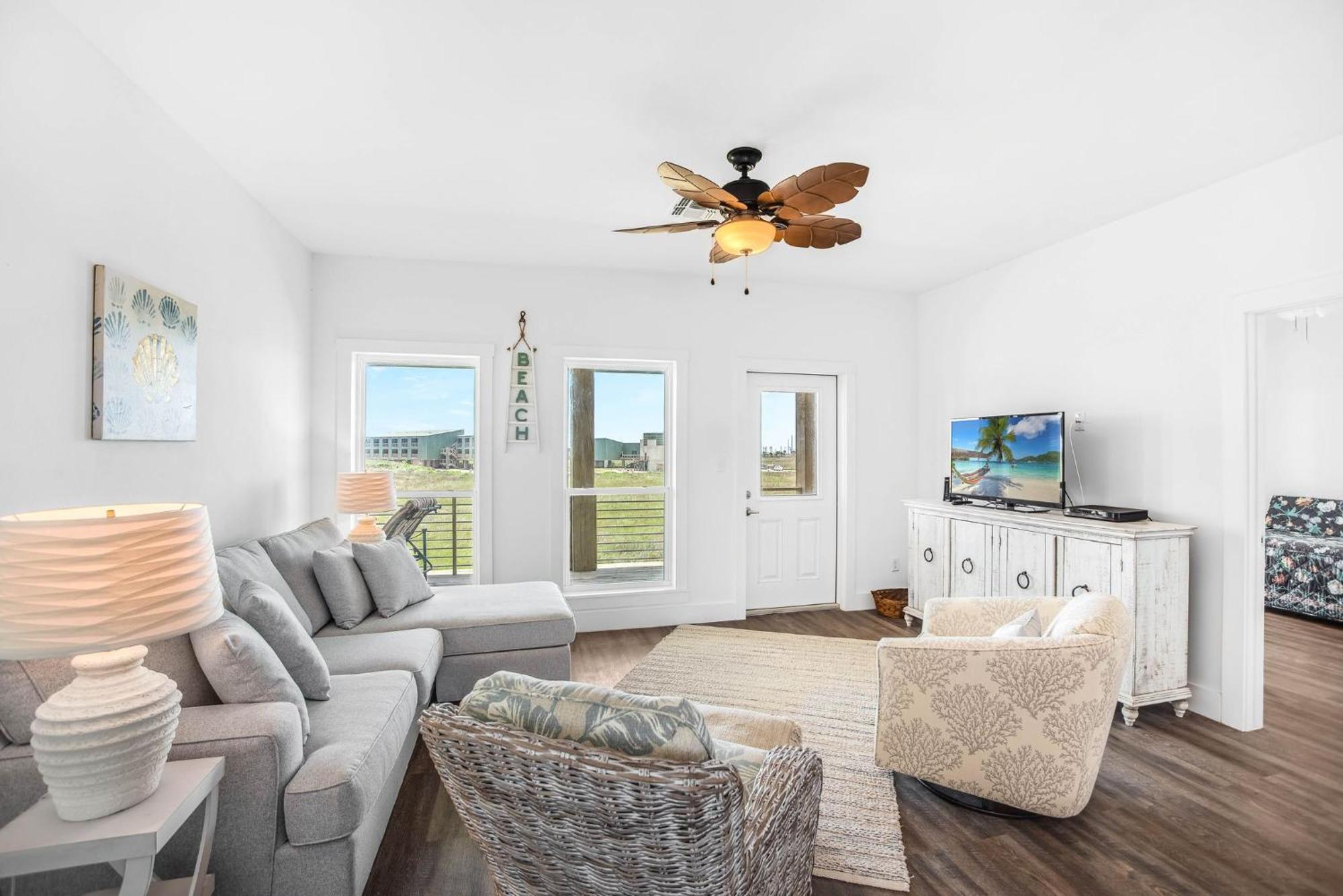 Holiday home Shore Beats Work- Ocean Views & Elevator *