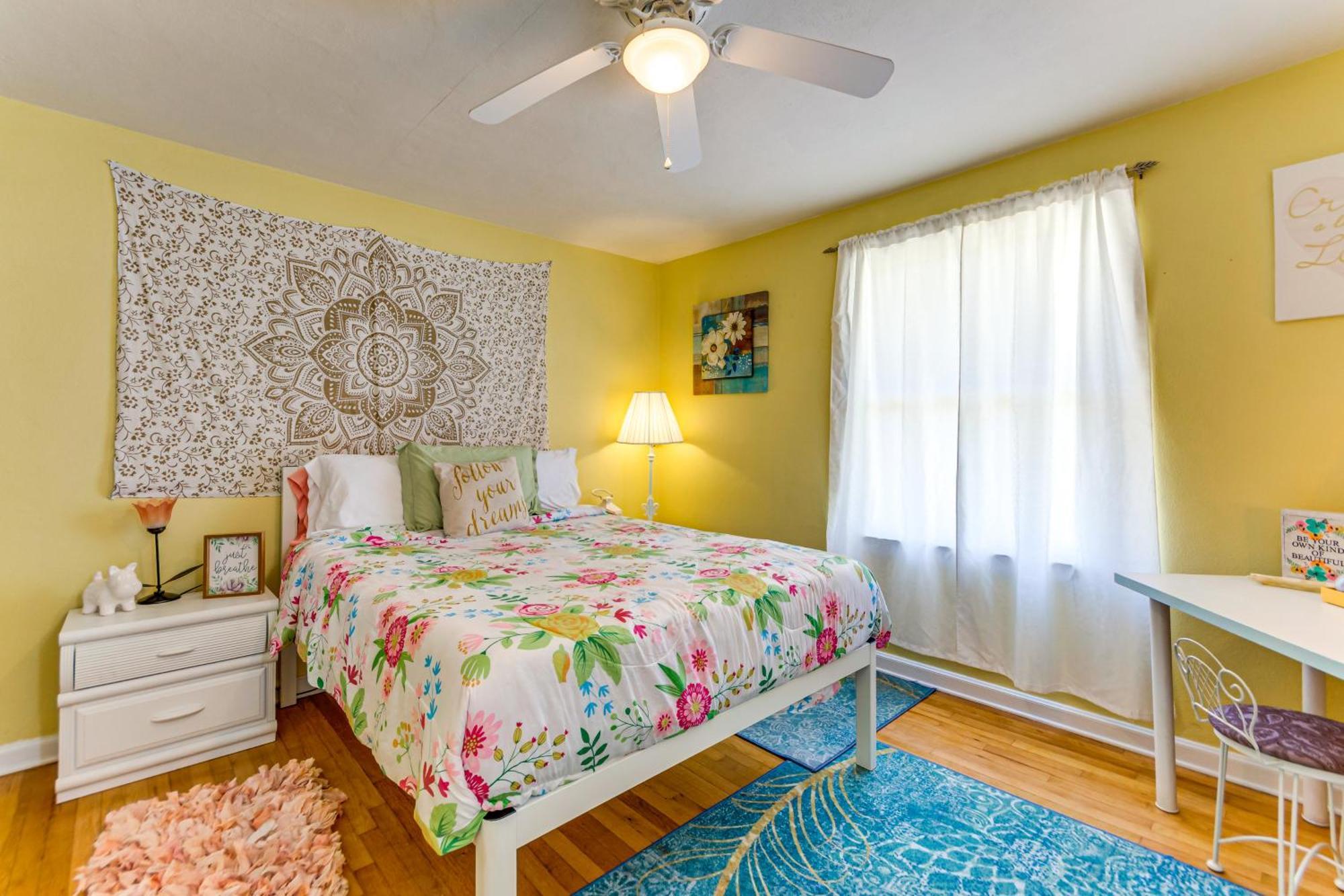 Walton Coastal Retreat With Yard Walk To *