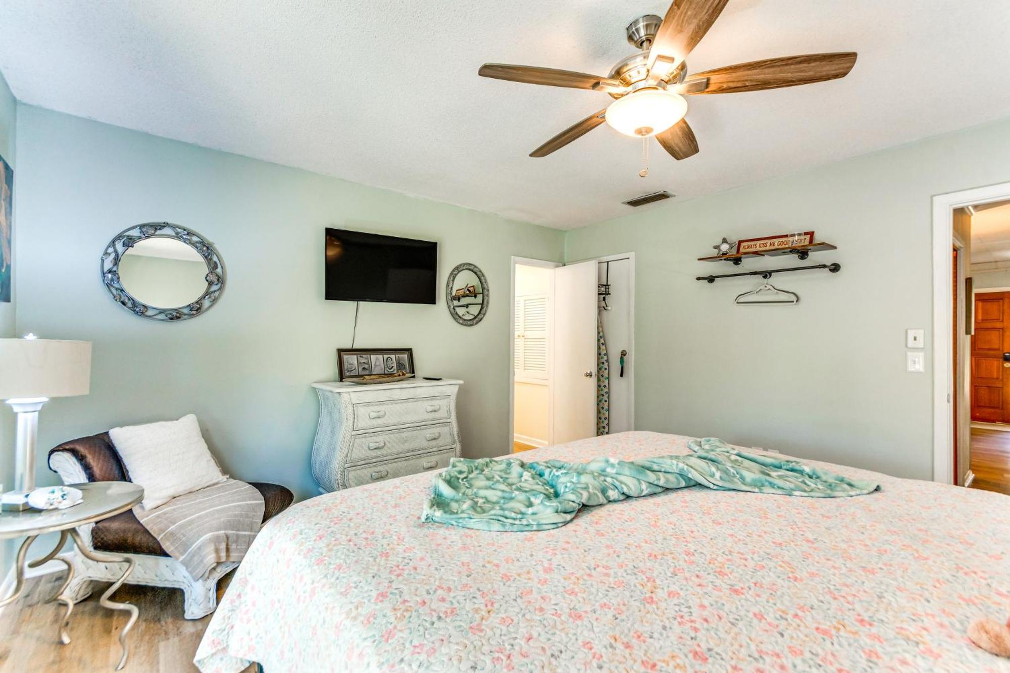 Walton Coastal Retreat With Yard Walk To * Fort Walton Beach