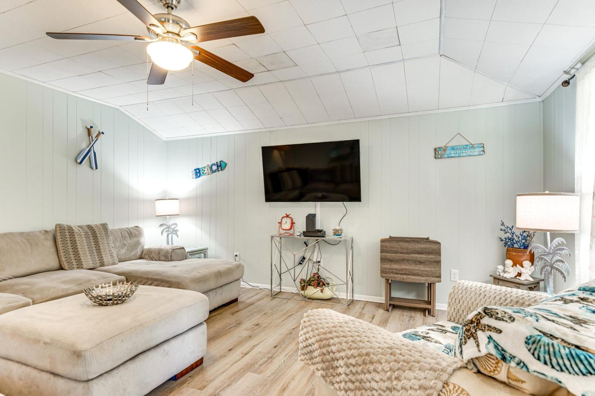 Walton Coastal Retreat With Yard Walk To *