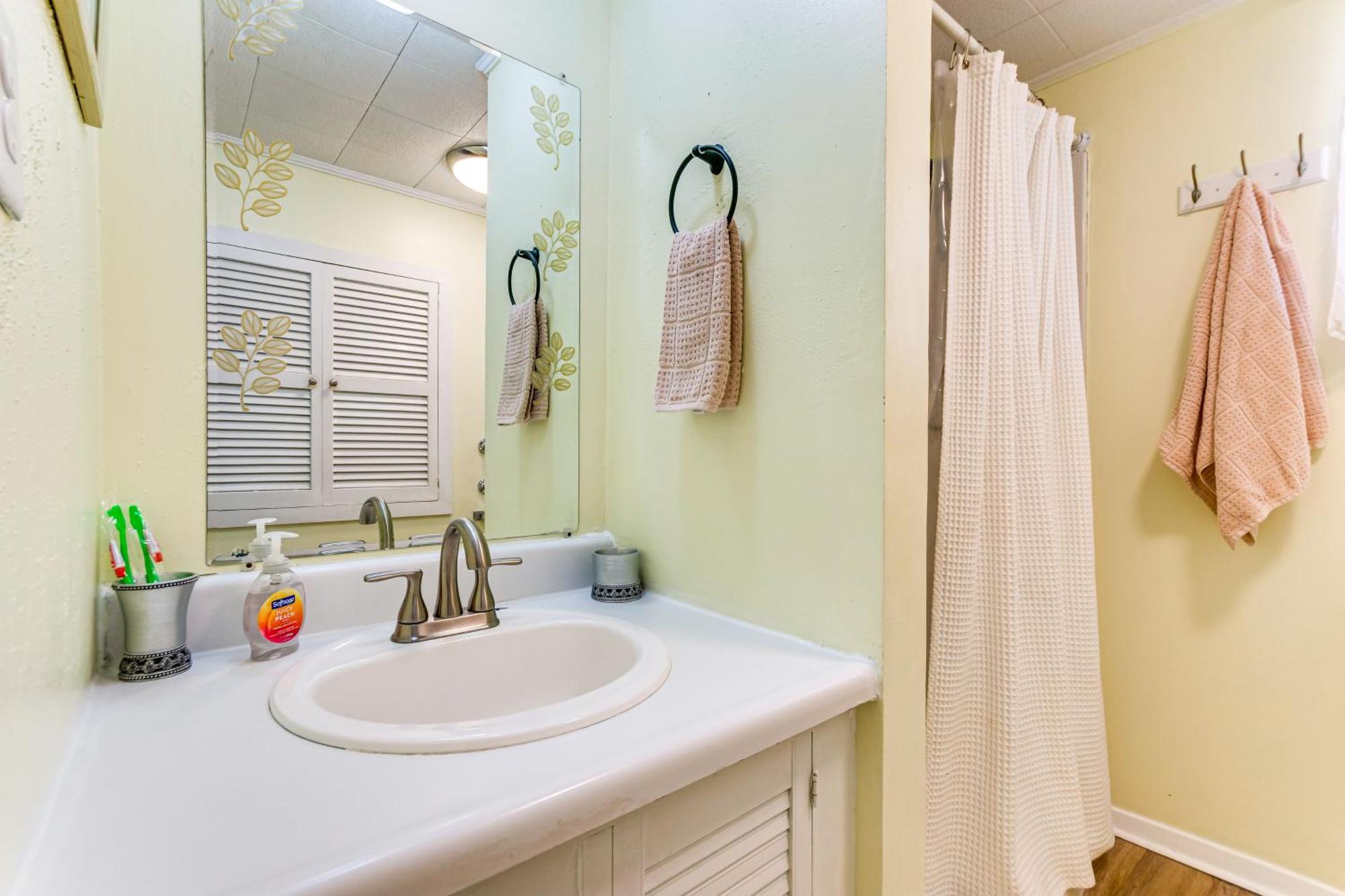 Walton Coastal Retreat With Yard Walk To