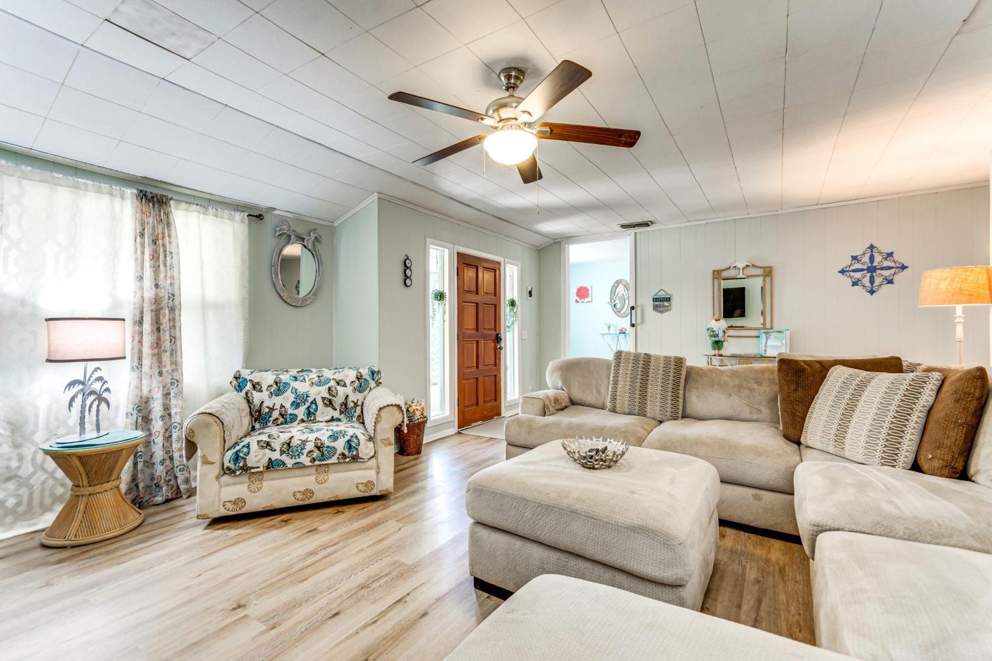 Walton Coastal Retreat With Yard Walk To Fort Walton Beach