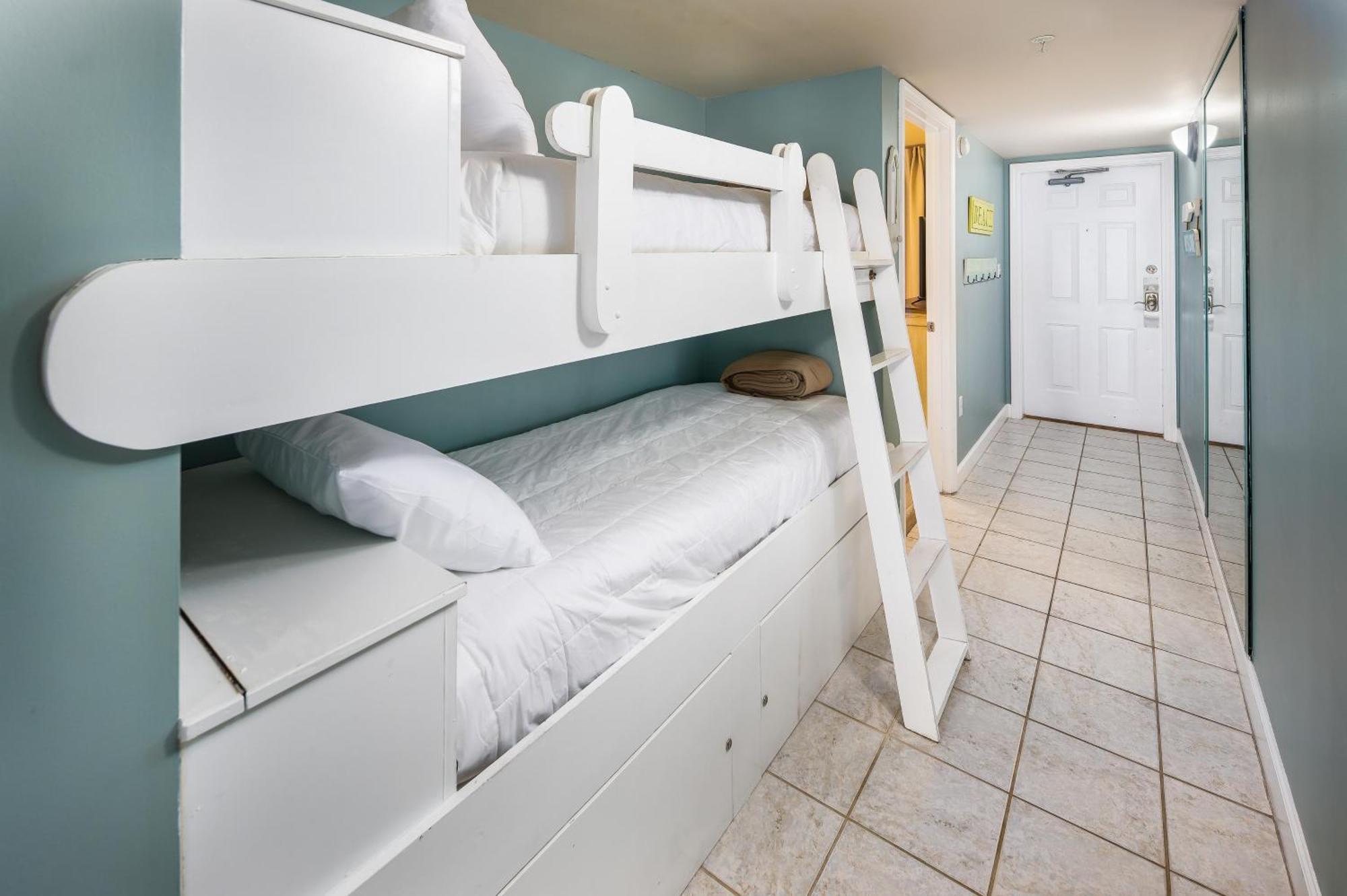 Pelican Isle 309 *