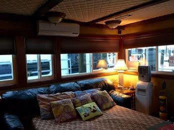 Island Houseboat