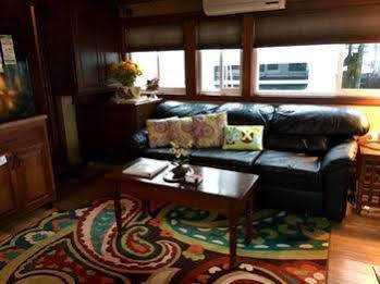 Island Houseboat