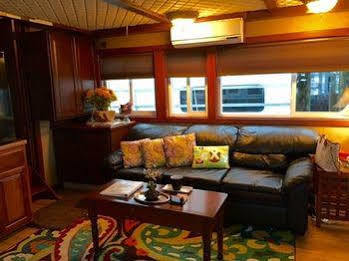 Island Houseboat