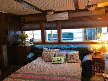 Island Houseboat Hotel Fort Walton Beach