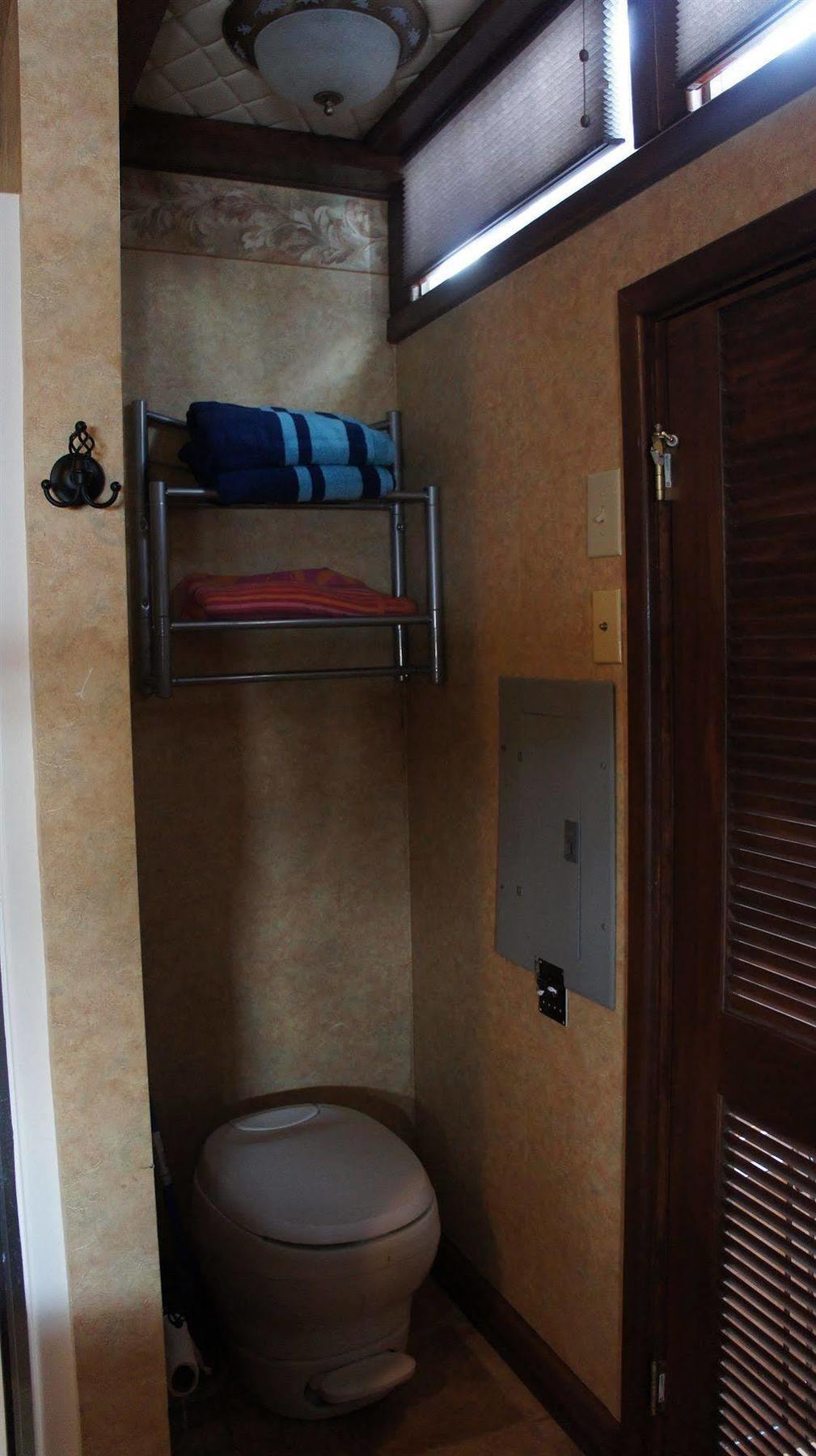 Island Houseboat 2*