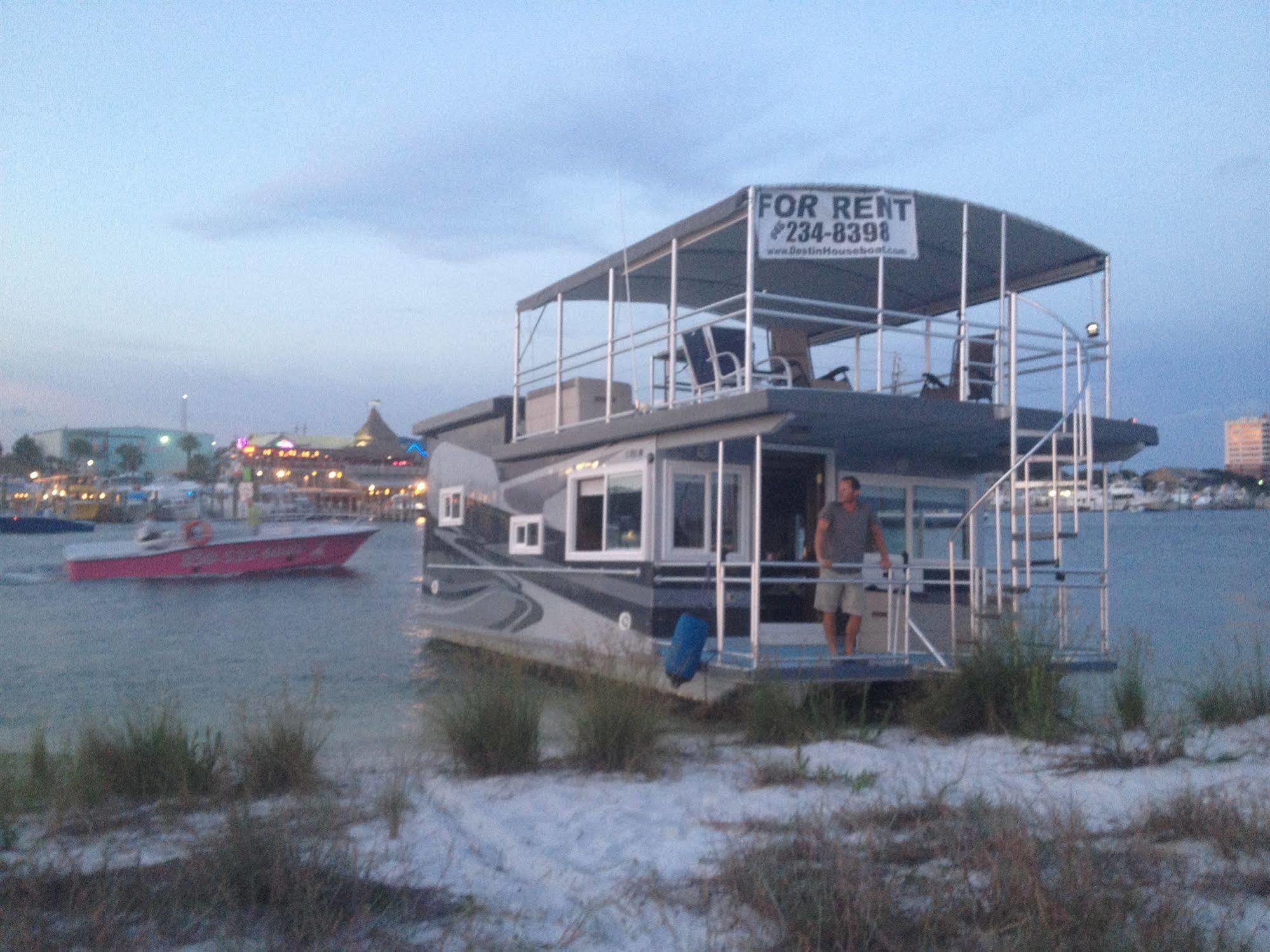 Island Houseboat Hotel