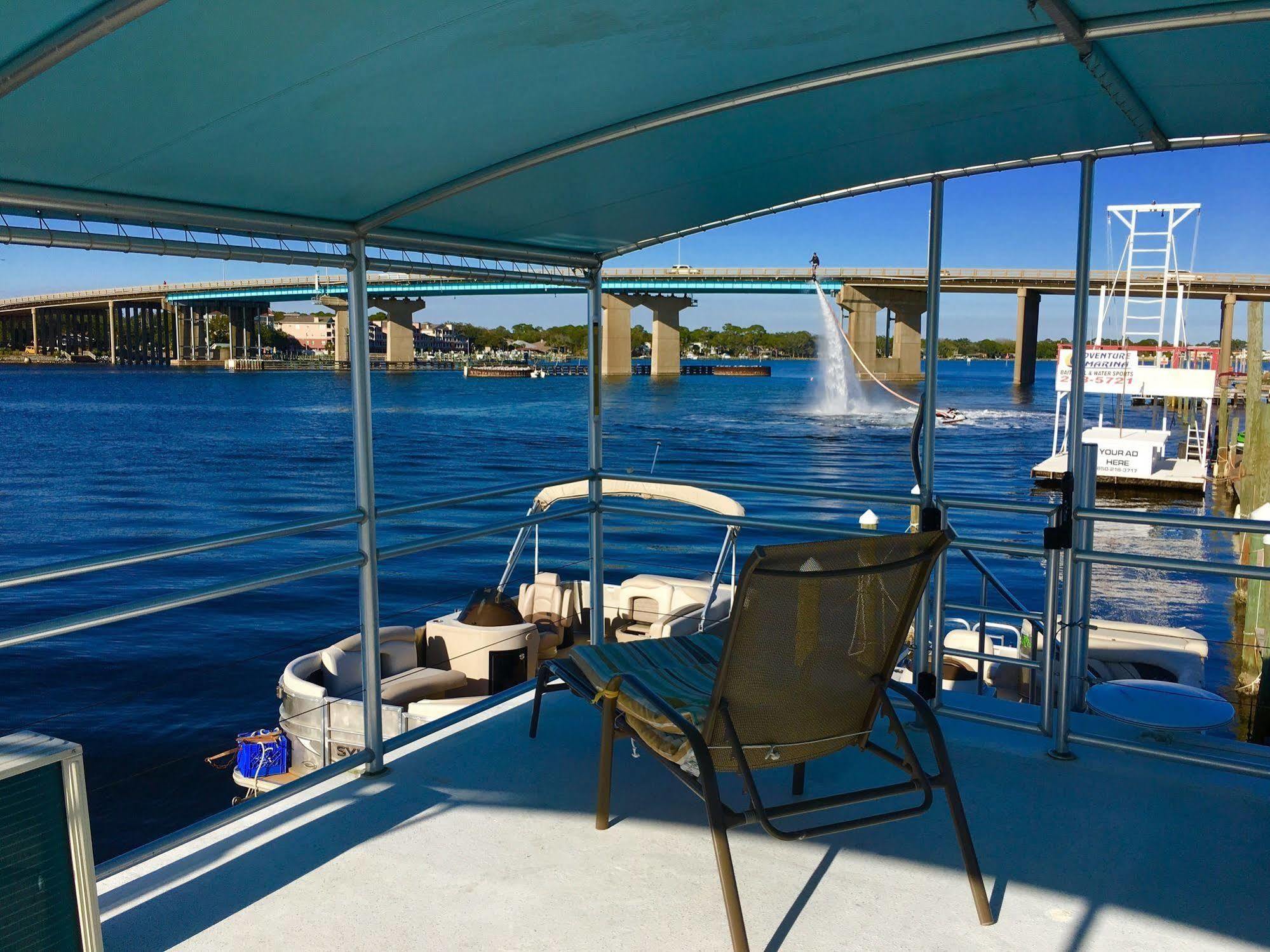 Island Houseboat Hotel 2*