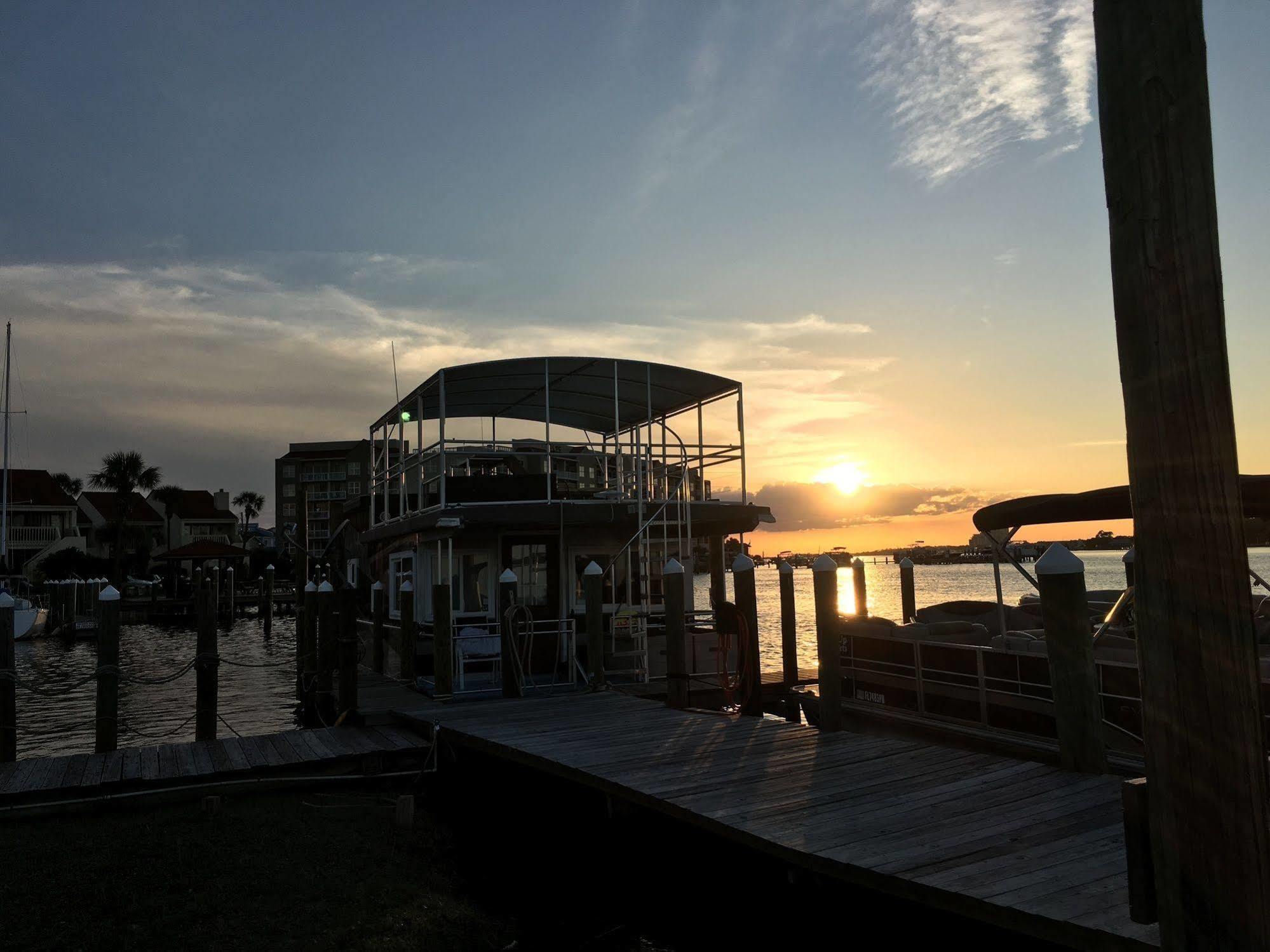 Island Houseboat Hotel Fort Walton Beach