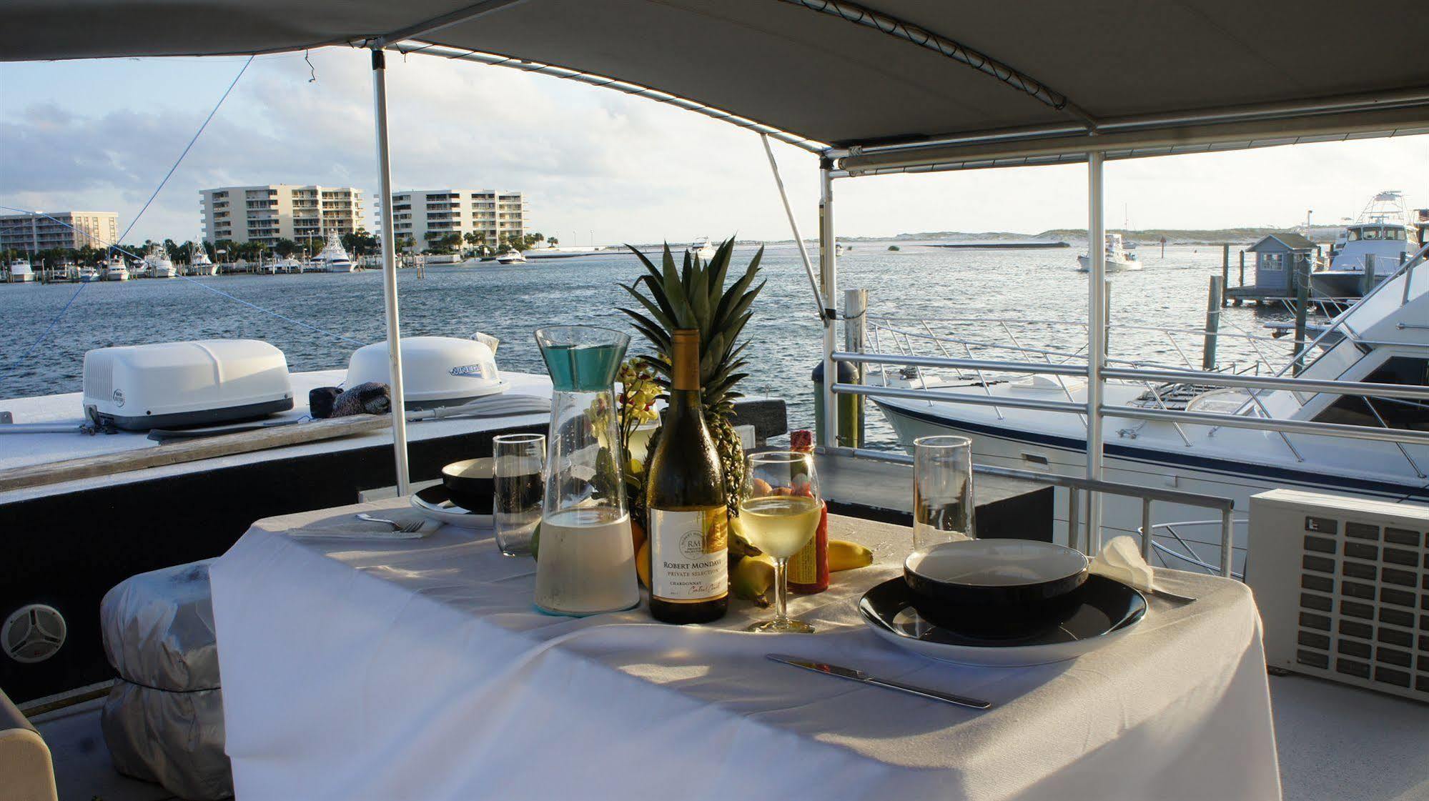 Island Houseboat Hotel 2*