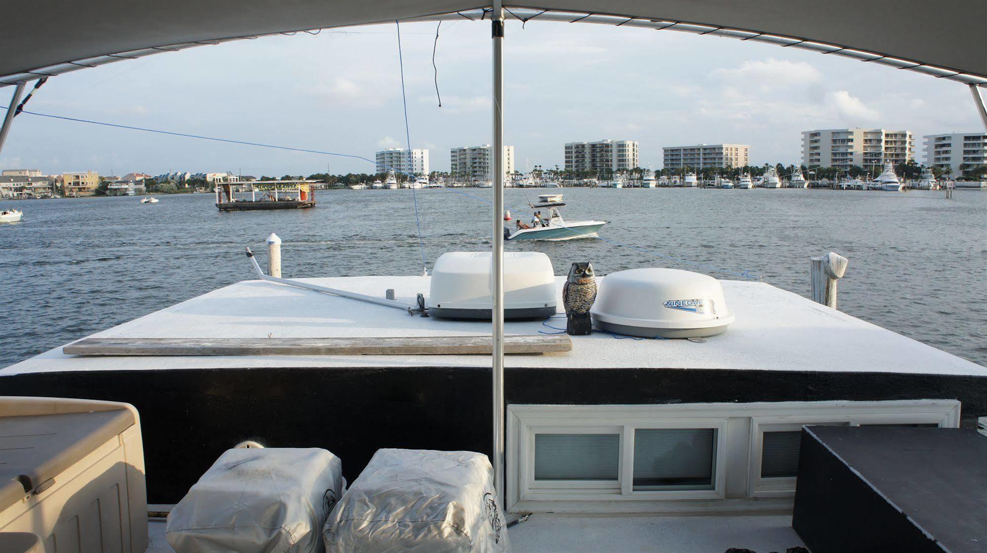 Hotel Island Houseboat