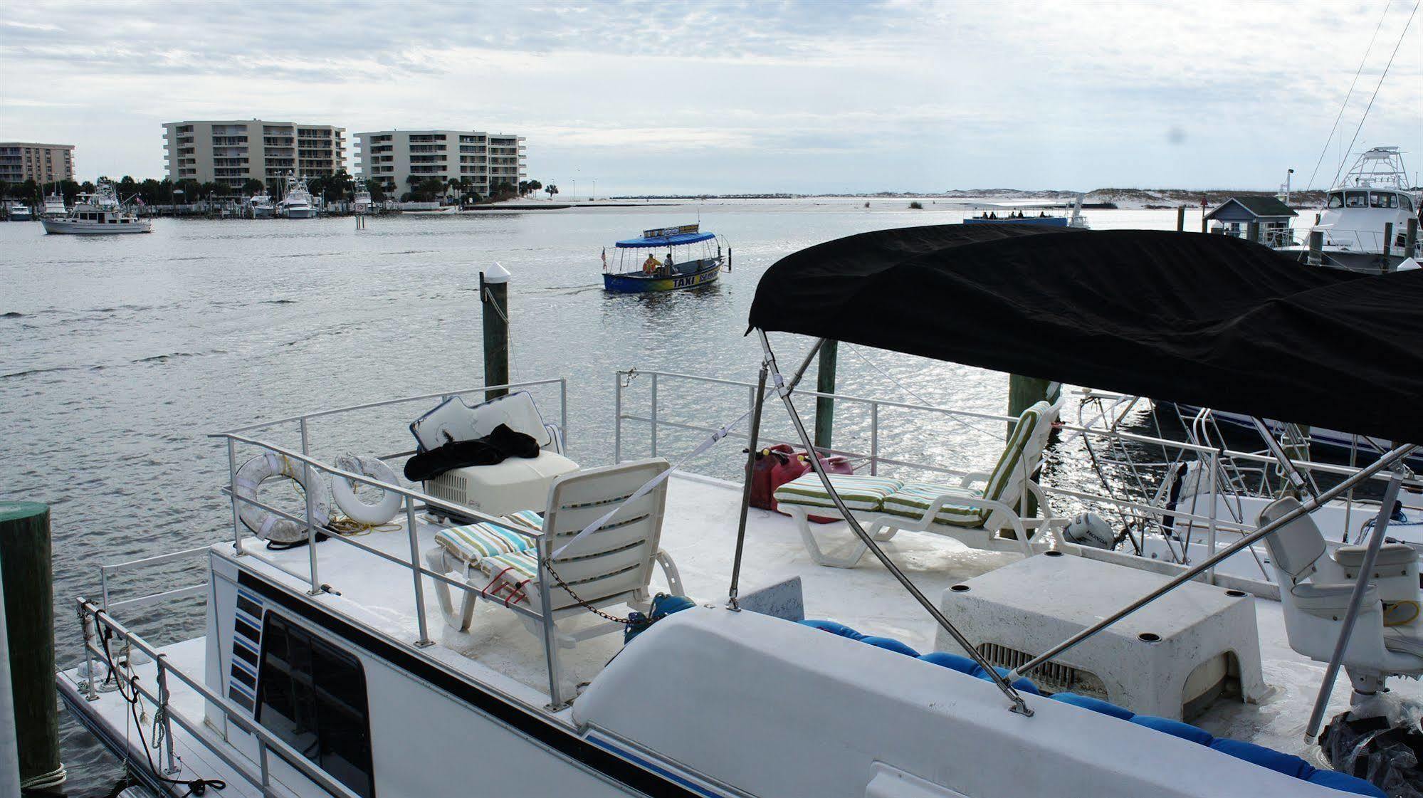 Island Houseboat Hotel