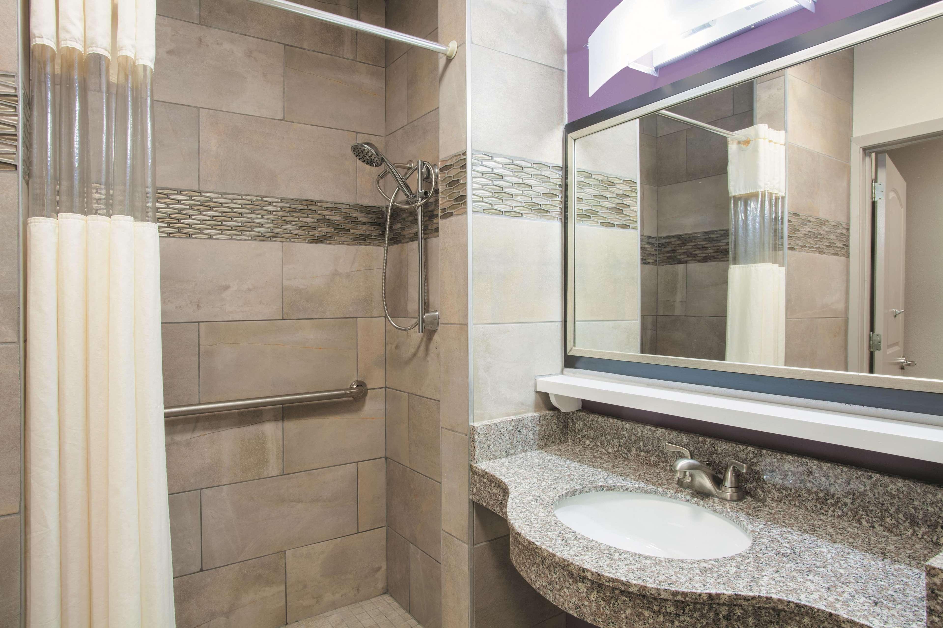 La Quinta By Wyndham Walton Hotel