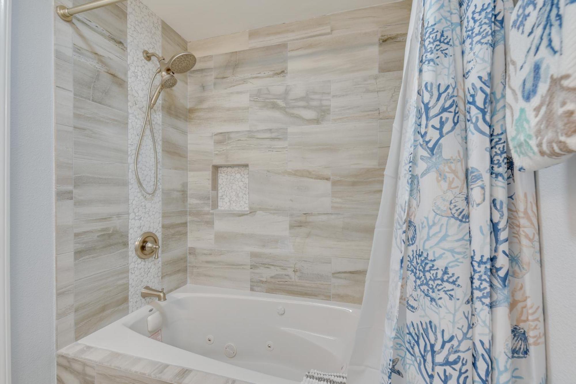 Walton With Private Hot Tub! Apartment *