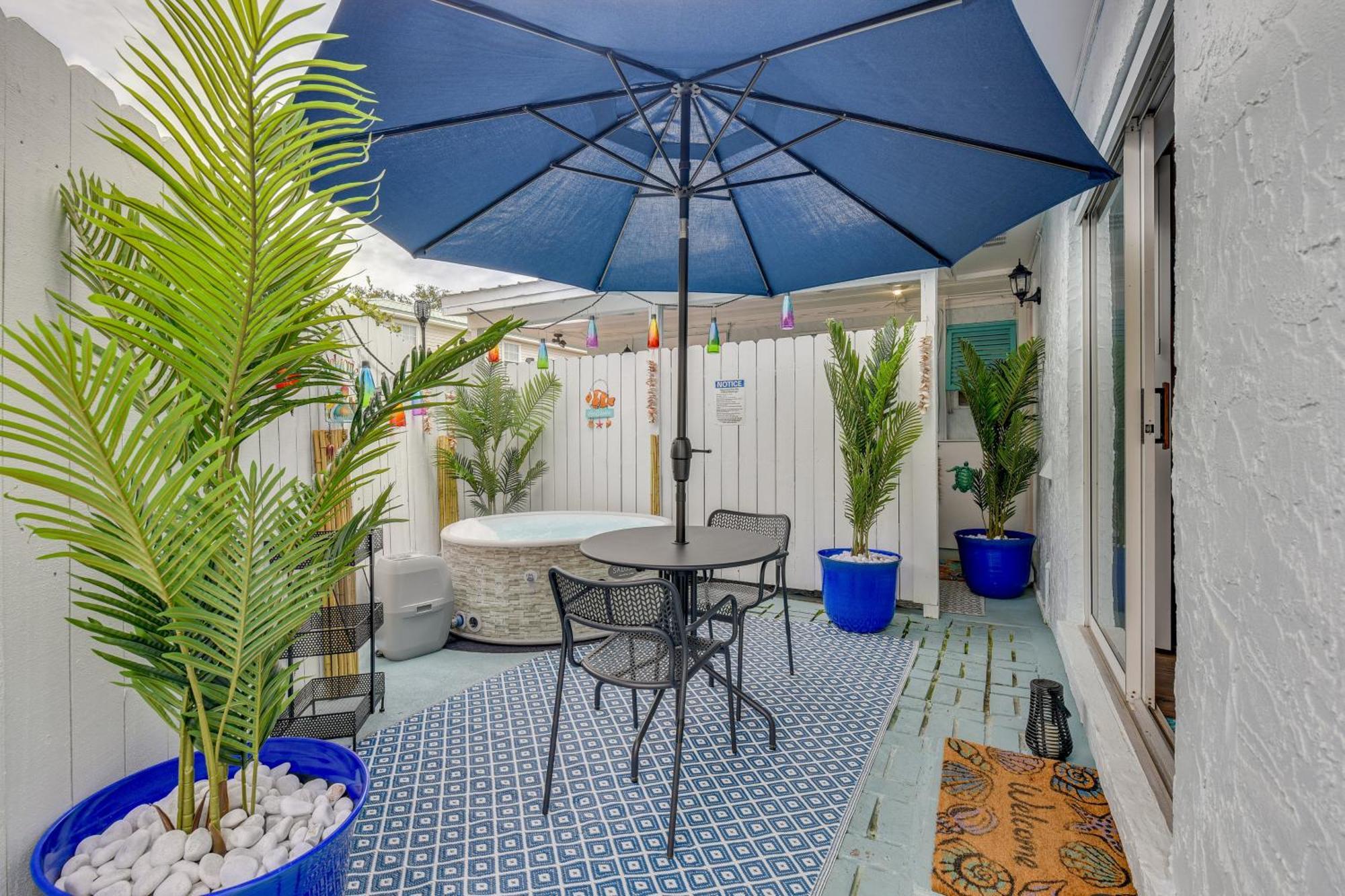 Walton With Private Hot Tub! Apartment
